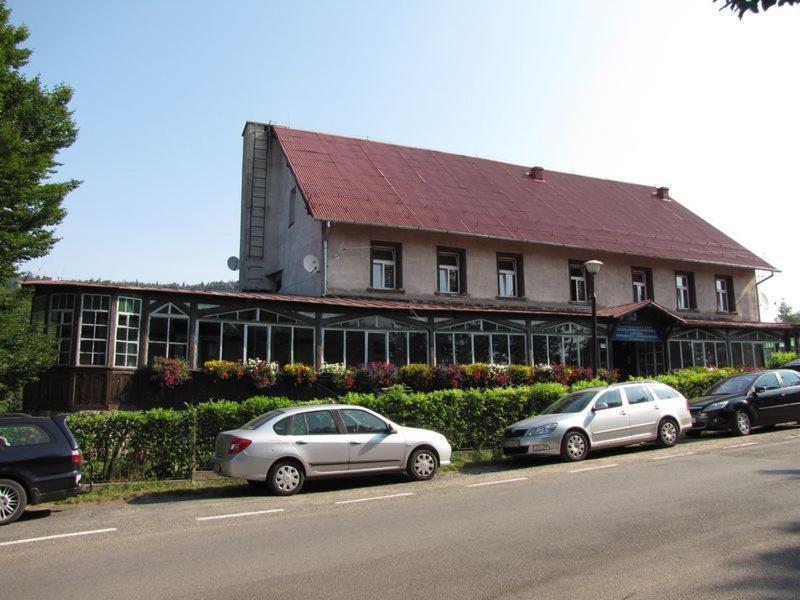 Gosciniec Szczeliniec Hostel Карлов Екстериор снимка