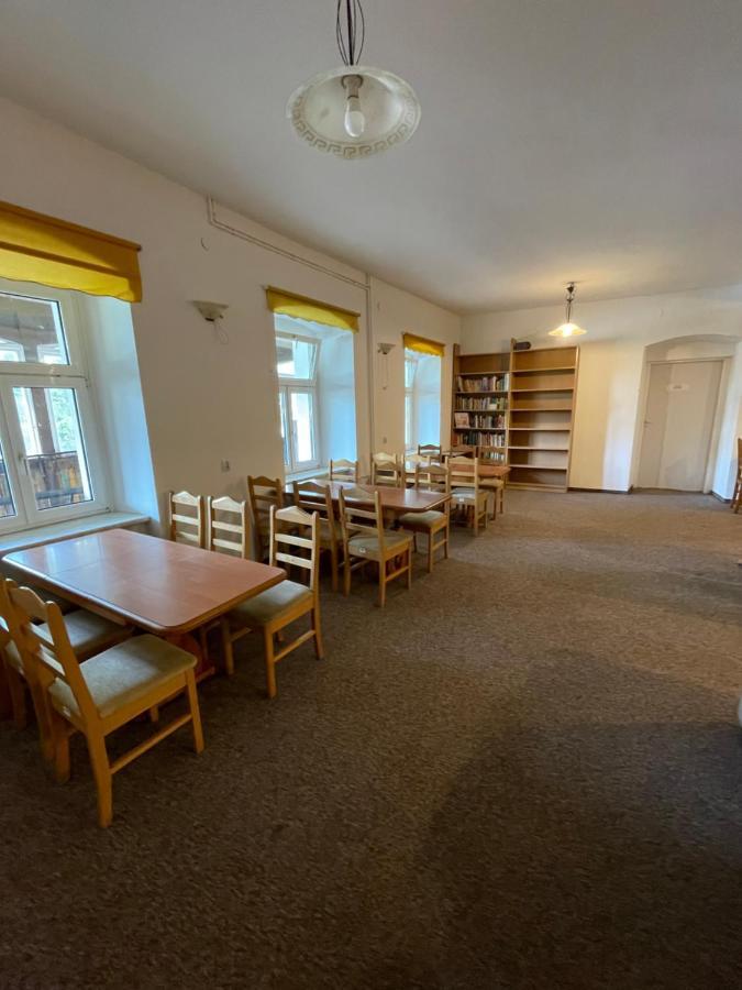 Gosciniec Szczeliniec Hostel Карлов Екстериор снимка