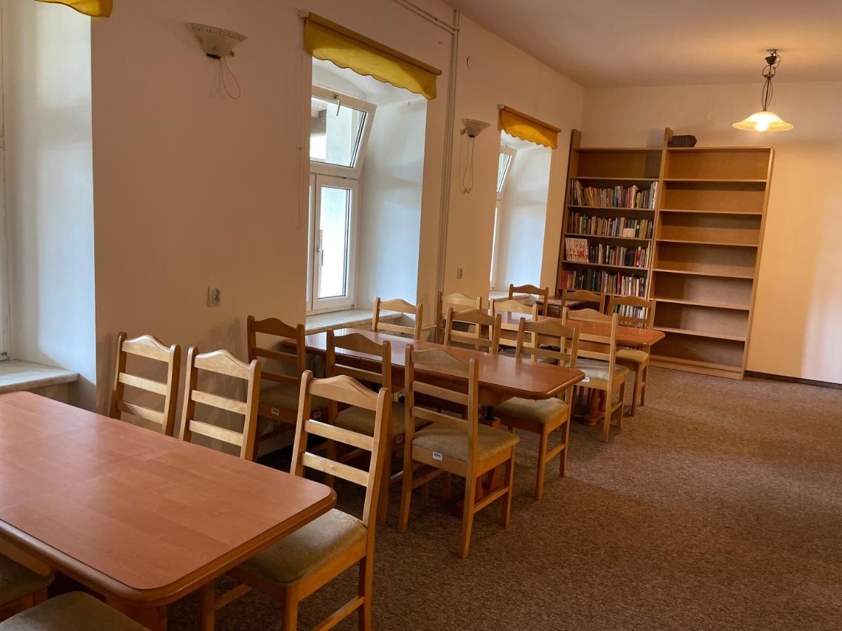 Gosciniec Szczeliniec Hostel Карлов Екстериор снимка